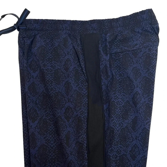 Athleta Brooklyn Jogger Dark Blue Python Snake Print Athletic Pants Size 8 - Picture 6 of 10